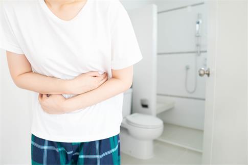 1690589762334916.jpg 攝圖網(wǎng)_506575354_年輕女在家里的廁所前遭受腹痛腹痛的原因包括腹瀉便秘中毒月經(jīng)痛或腸易激(企業(yè)商用).jpg