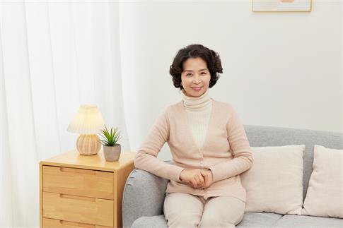 1712967349940944.jpg 攝圖網_507730171_中年女性居家形象(企業商用).jpg