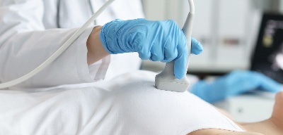 1755050942689122.jpg 攝圖網(wǎng)_327545026_醫(yī)生在診所對(duì)病人的乳房進(jìn)行超聲波檢查(企業(yè)商用)(1).jpg